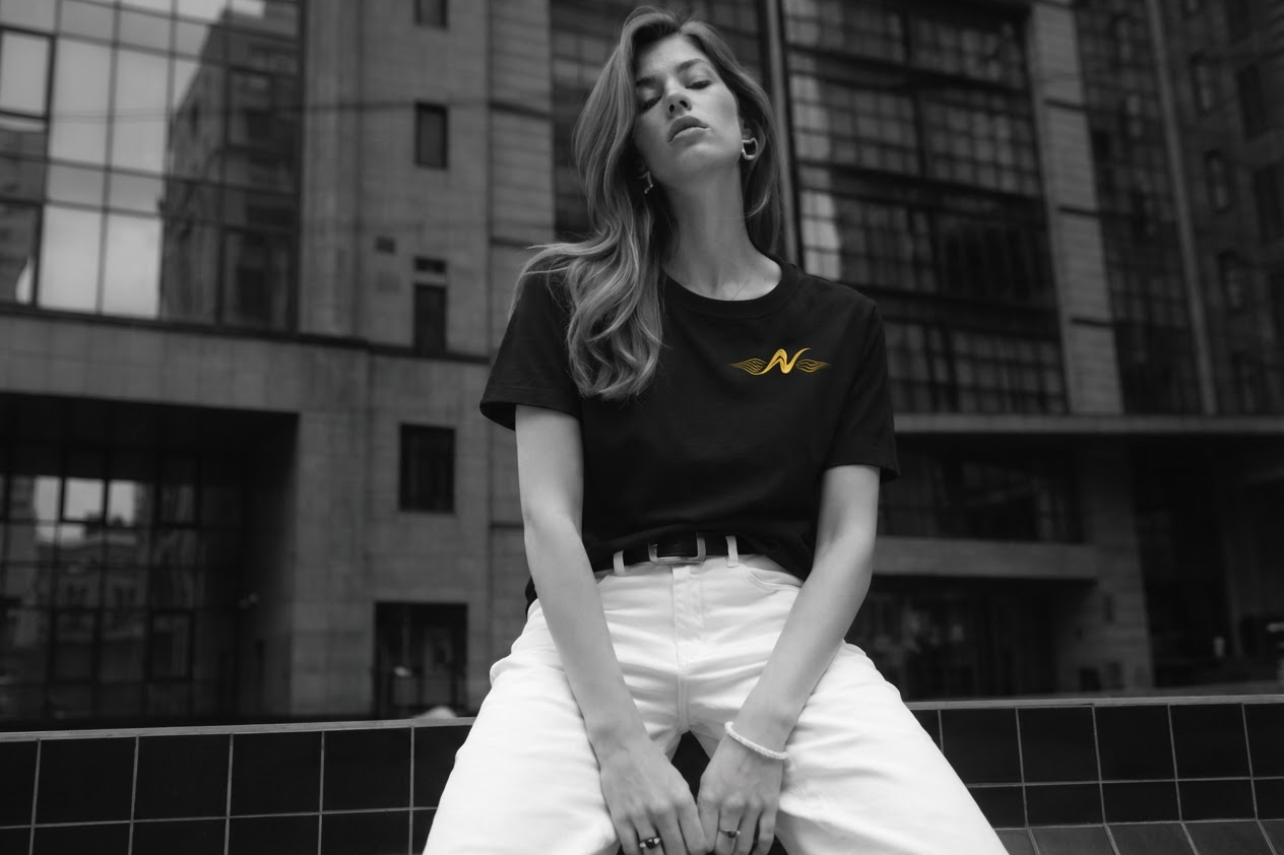 Modèle femme en chandail Novista - style urbain