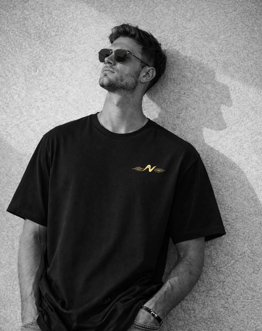 Modèle homme en chandail Novista - profil