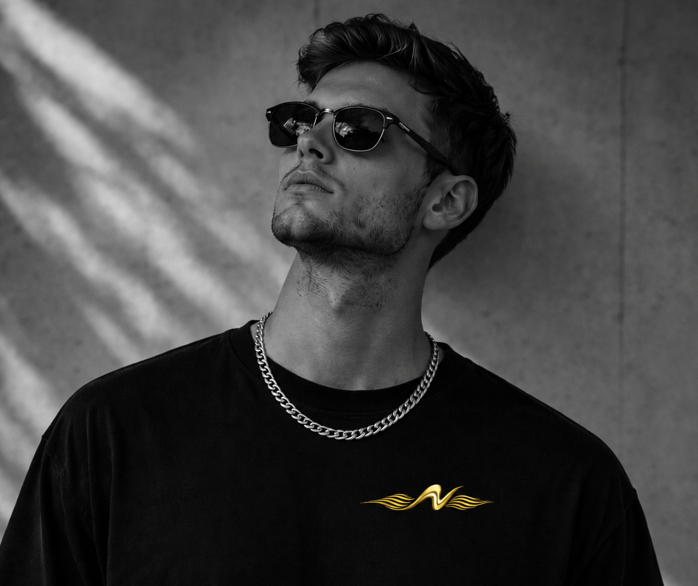 Modèle homme en lunettes avec chandail Novista